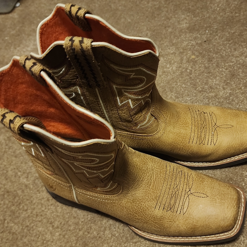 Size 4 Ariat light tan Cowboy boots